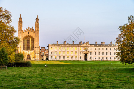 英国剑桥国王学院日落温暖颜色的国王学院礼拜堂背景图片