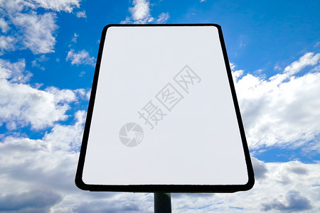 云与太阳对面的公路标志 前视 反射波斯背景图片