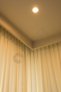 织布幕幕后天灯灯光和自然光白色褐色天花板织物窗帘公寓卧室窗户背景图片