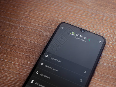 SD Maid 应用程序启动屏幕 黑色 m 的显示屏上带有徽标工具清洁工棕色桌子技术标识办公室木材展示安全背景图片