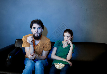 在沙发上和一个漂亮女人 正在看电视剧男人婚姻丈夫男生离婚女性男性妻子女士家庭背景图片