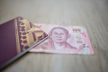 部分在瑞典护照内存放的一百份泰国泰铢法案旅行签证国家假期货币联盟国籍控制账单蓝色背景