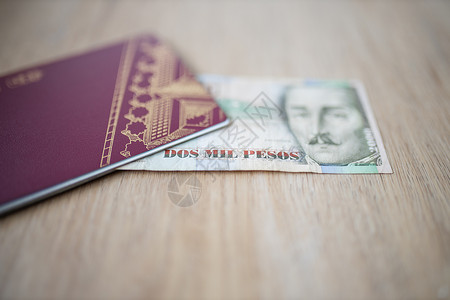 关于哥伦比亚部分在瑞典护照内的法案的两千个Pesos案假期货币国籍账单移民世界旅行旅游鉴别卡片背景图片