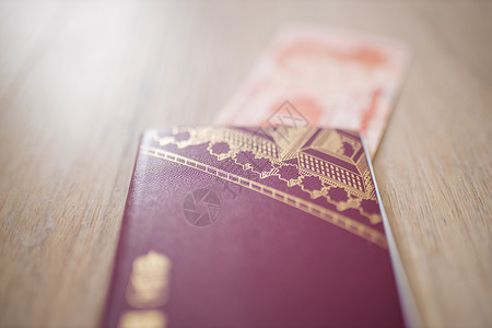 瑞典护照和一份法案外的瑞典护照旅行高清图片素材