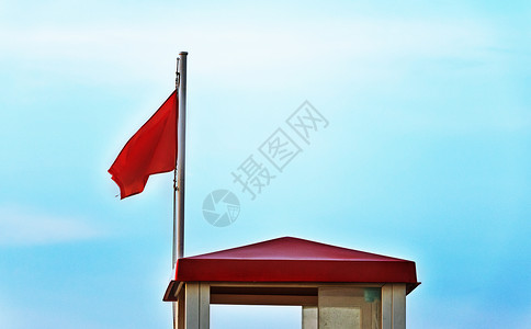 红警示旗线条蓝天危险救生塔注意力风险天气旗杆横幅禁令背景图片