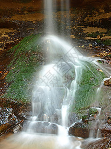 水瀑力量冥想风水洞穴白色背景图片