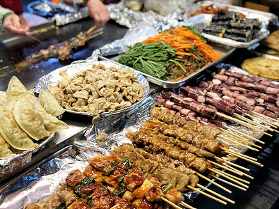 则热寺韩国首尔东台门区夜生活街坊食品美食小吃市场乌贼销售人群烹饪水原传统香肠背景