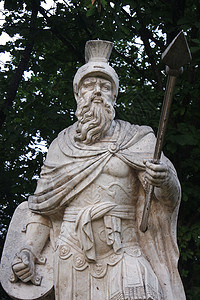 古代男性雕像由白色大理石制成 放置在公共公园内公园鱼叉遗产雕塑民众绿色树木纪念碑艺术科学家背景图片