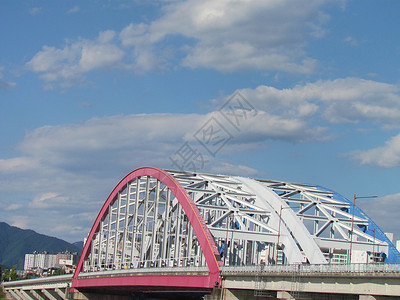 南韩春川市天道附近的索阳江桥宋江航程情歌爱情风景天空城市建筑学雕塑雕像地标背景图片