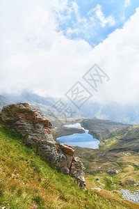西纳尼察湖帕拉西纳兹湖蓝色山脉爬坡森林绿色全景顶峰旅行风景岩石背景