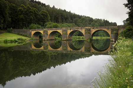 塞莫瓦桥上的桥旅行旅游风景序号反射溪流地标石头拱门树木背景图片