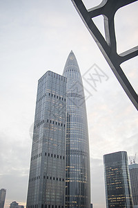 带有天空的现代建筑细节城市窗户蓝色天花板金属玻璃商业人行道办公室背景图片