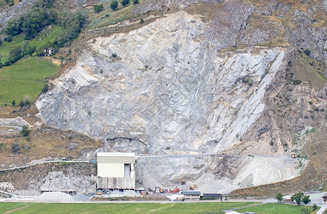 瑞士的采石业制造业力量矿业场地生产木头石头环境工业机械背景图片