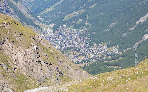 瑞士Zermatt四轮多云游客村庄小屋山脉背景图片