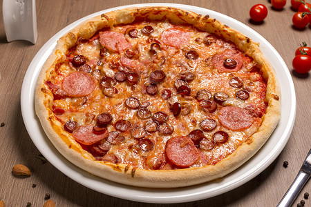 披萨是超级肉薄饼 番茄酱 牛肉烤肉 火腿 培根高清图片