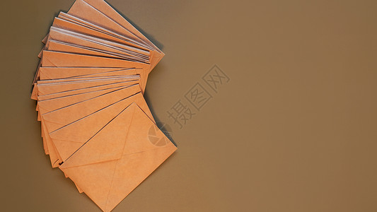 灰色背景的棕色手工艺信封小麦包装食物店铺绳索婚礼小样展示船运邮政背景图片