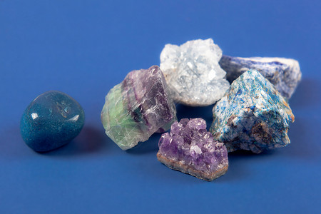 通灵珠宝天然矿物 经典蓝底宝石和古蓝底宝石收藏材料地质学岩石萤石石头样本水晶蓝色紫色背景