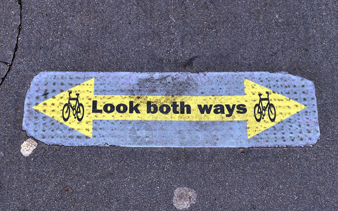 安全警告路标在Ge市街道发现的沥青上涂画自行车标志途径城市运输线条车道路标旅行路线运动犯罪背景