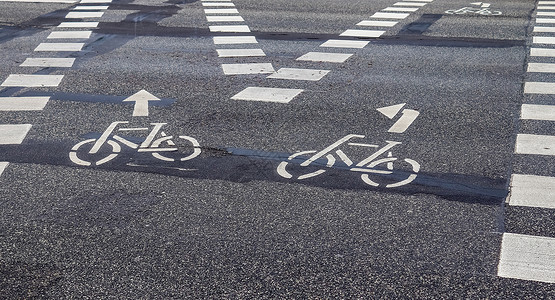 骑着火箭在Ge市街道发现的沥青上涂画自行车标志路标路线磁带线条安全街道警告犯罪旅行途径背景