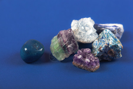 通灵珠宝天然矿物 经典蓝底宝石和古蓝底宝石护身符收藏蓝色材料冥想石英护符宏观紫色萤石背景