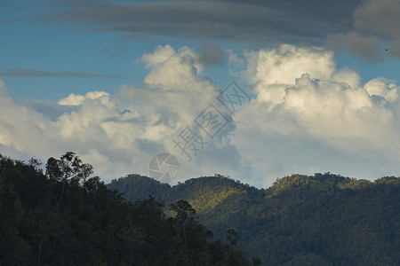 王公印度尼西亚岛上空的云层和日落岛屿海峡热带雨林阴影蓝色树木旅行鸟类皂角背景