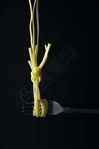 黄色黑色叉子黑色背景面前的叉子上的意大利面条草本植物饮食烹饪营养菜单厨房食物餐厅盘子午餐背景