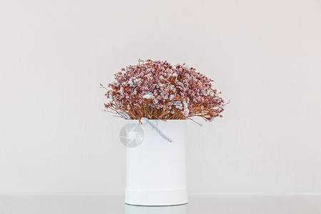 花瓶里一束美丽的干鲜花的永生花束植物群作品家居风格静物叶子房间装饰干花背景图片