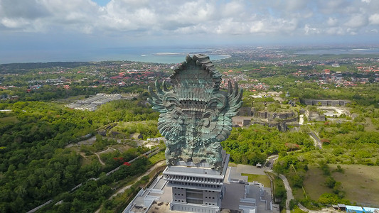 热门视频边框最高的雕像的风景图片作为巴厘岛地标 以蓝天为背景 印度教的巴厘岛传统象征 印度尼西亚热门旅游目的地寺庙吸引力宗教建筑雕塑文化细节背景