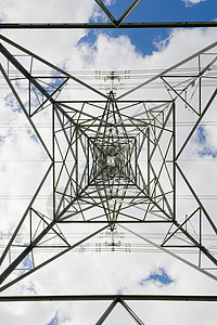 对称图像 直向电线柱中央的对称图像背景图片