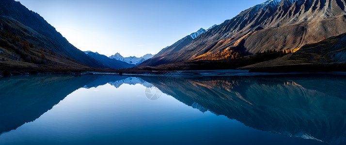 Altai山湖 Altai山地貌全景 每年秋天到来的时间树木环境旅游倒影风景娱乐湖泊森林荒野纯净水背景图片