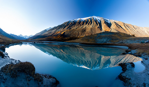 Altai山湖 Altai山地貌全景 每年秋天到来的时间高地林地晴天顶峰高度旅游环境生态森林冒险背景