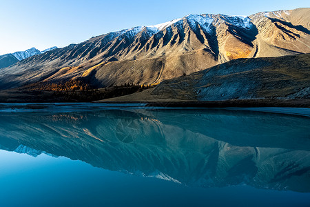 在阿尔泰山脉的山湖中 湖面的水面上 湖水面岩石旅游薄雾高山气氛旅行潮人针叶树溪流冰川背景图片