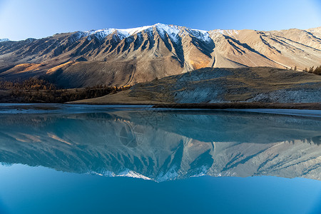 在阿尔泰山脉的山湖中 湖面的水面上 湖水面冰川针叶岩石松树石头林地气氛戏剧性山坡高山背景图片