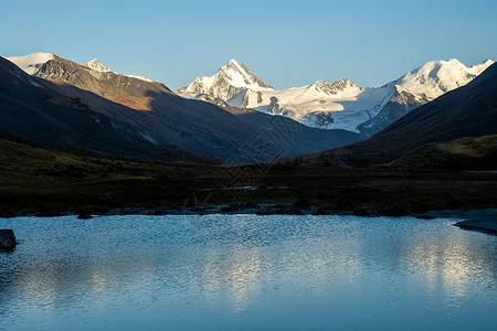 在阿尔泰山脉的山湖中 湖面的水面上 湖水面冒险气氛远足森林针叶旅行极简冰川岩石荒野背景图片