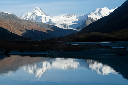 在阿尔泰山脉的山湖中 湖面的水面上 湖水面森林远足针叶树树木薄雾下雨气氛冰川旅行溪流背景图片