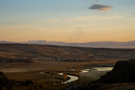 Altai山脉的日落 自然阿尔泰自然景观登山自由高原高度远足背包草地土地射线屋角背景图片