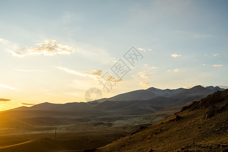 Altai山脉的日落 自然阿尔泰自然景观草地阳光天空荒野顶峰背包远足橙子爬坡屋角背景图片