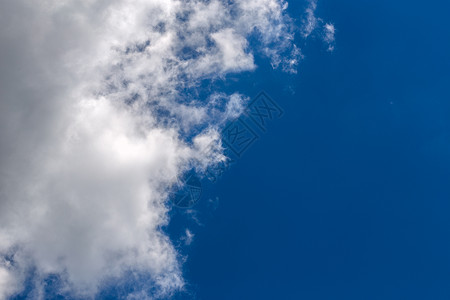 蓝色天空背景的白积聚云白色多云气氛天堂天气阴影日光空气气候阳光背景图片