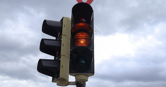 天空下的红绿灯行人和汽车的绿灯和红色交通灯车道自行车安全城市天空绿色街道信号蓝色黄色背景