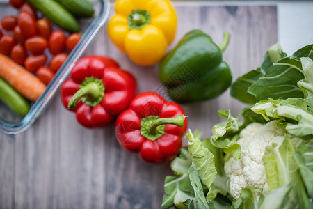 木制桌上的鲜鲜彩明亮的胡椒和其他蔬菜红色菜花西红柿营养黄色食物萝卜绿色沙拉饮食背景图片
