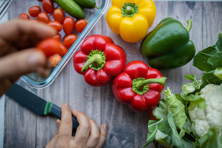 木制桌上的鲜鲜彩明亮的胡椒和其他蔬菜红色饮食沙拉菜花萝卜黄色营养绿色西红柿食物背景图片