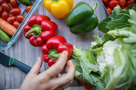 木制桌上的鲜鲜彩明亮的胡椒和其他蔬菜菜花绿色饮食黄色食物沙拉西红柿萝卜红色团体背景图片