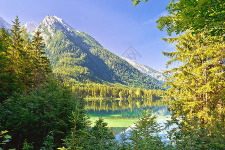 在贝希特斯加登阿尔卑斯山风景中游客爬坡旅行蓝色天空村庄旅游场景池塘顶峰背景