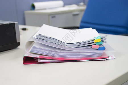 文件文件夹和堆在桌上的业务报告纸质文件组织标准合同商业贮存桌子数据规格记录办公室背景图片