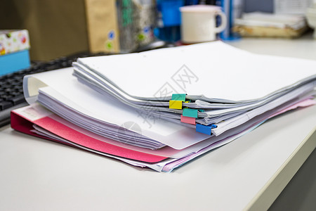 文件文件夹和堆在桌上的业务报告纸质文件记录工作商业合同桌子标准办公室组织笔记数据背景图片