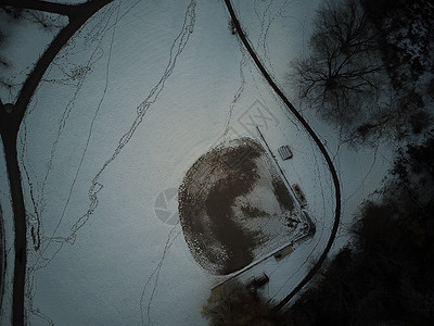 冬季棒球钻石的空中照片 在冬天公园寒冷季节天线背景图片