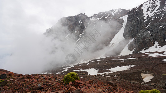 白云和冰雪的山峰 许多大石头苔藓远足顶峰营地蓝色风景滑雪高山全景冰川背景图片