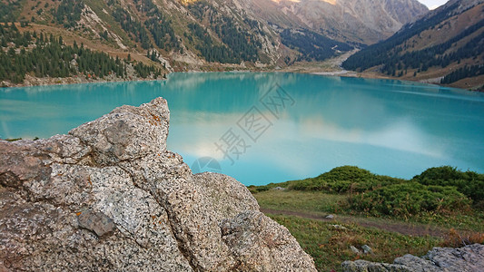 图尤克斯基湖哈萨克斯坦季节高清图片