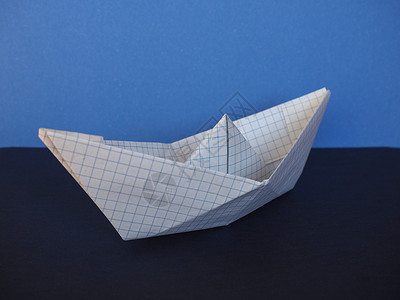 玩具纸纸船方格平方游戏蓝色背景图片