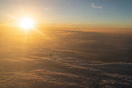 戏剧性的日落风景 空中计划云层上空的日落橙子窗户飞机云景假期天空航班气氛航空旅行背景图片